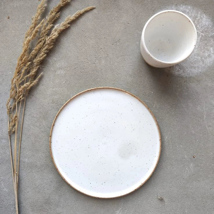 Talerz ceramiczny handmade – funkcjonalność spotyka unikalną estetykę